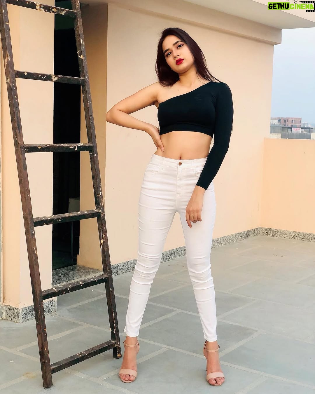 Riiya Sharma - 17.1K Likes - 🖤🤍