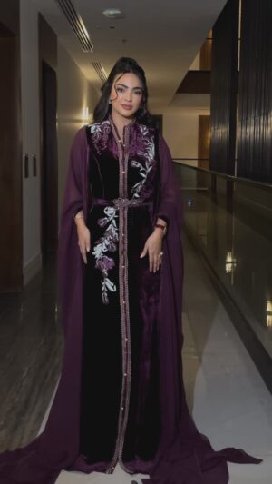Rikia Magha Instagram - محني القفطان الخوت محني الزين🥹
**** **** ****
قفطاني أكيد من الغالية
@sophiabenyahiaofficial
#القفطان_المغربي #رقية_ماغى#القفطان_المغربي_الأصيل