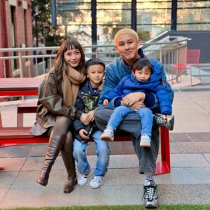 Rinni Wulandari Instagram - Liburan ber 11. lumayan dadakan ini tapi klo ga dadakan ga jadi-jadi 😜 terakhir liburan bareng gini tahun 2020, belum ada Clef! jadi kita foto bareng lagi (slide 11) biar sekalian ganti profil pic whatsapp 🤣 eh! gataunya tanpa diatur posisi fotonya sama persis! (slide terakhir) cuma ditambahin Clef aja yang lagi tidur. bisa gitu ya?!
ok, yaudah gitu aja ceritanya. byeeee 👋🏻