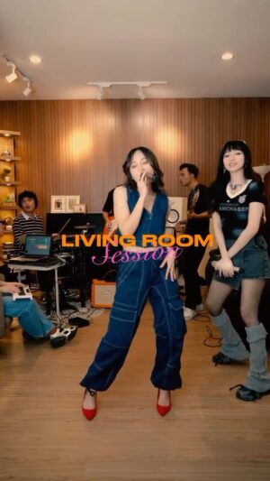 Rinni Wulandari Instagram - āLiving Room Sessionā episode 47 with @indahkus_ / Snake on Apple Trees & Itās You š
.
#LivingRoomSession #LivingRoomSessionRinni