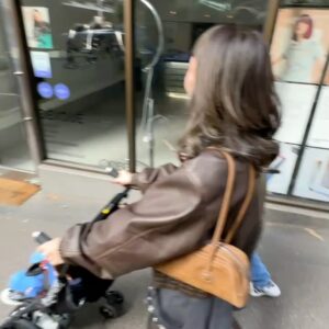 Rinni Wulandari Instagram - Liburan ber 11. lumayan dadakan ini tapi klo ga dadakan ga jadi-jadi š terakhir liburan bareng gini tahun 2020, belum ada Clef! jadi kita foto bareng lagi (slide 11) biar sekalian ganti profil pic whatsapp 𤣠eh! gataunya tanpa diatur posisi fotonya sama persis! (slide terakhir) cuma ditambahin Clef aja yang lagi tidur. bisa gitu ya?!
ok, yaudah gitu aja ceritanya. byeeee šš»