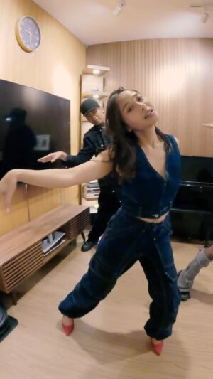 Rinni Wulandari Instagram - Got the moves? Show us how you groove to #BAWADAKUPERGI! ššŗ
Letās turn up the energy and dance like itās the 90s all over again!
Tag us and letās see your best steps! @indahkus_
#Soundwave #BawaDakuKe90an