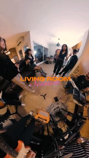 Rinni Wulandari Instagram - āLiving Room Sessionā episode 42 with @indahkus_ š / Anxiety by Doechii - Somebody That I Used To Know by Gotye, Kimbra
.
#LivingRoomSession #LivingRoomSessionRinni