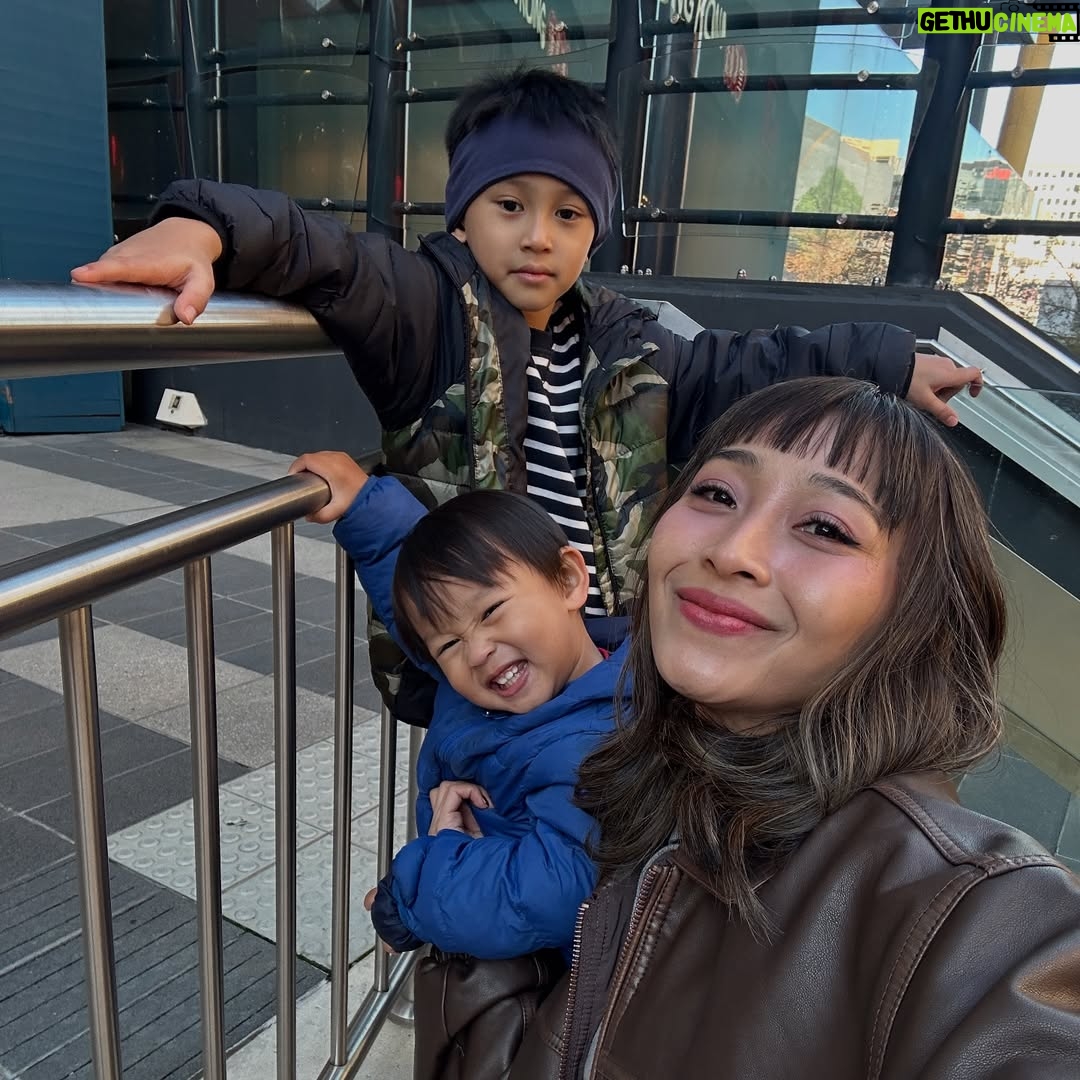 Rinni Wulandari - 6.8K Likes - Liburan ber 11. lumayan dadakan ini tapi klo ga dadakan ga jadi-jadi 😜 terakhir liburan bareng gini tahun 2020, belum ada Clef! jadi kita foto bareng lagi (slide 11) biar sekalian ganti profil pic whatsapp 🤣 eh! gataunya tanpa diatur posisi fotonya sama persis! (slide terakhir) cuma ditambahin Clef aja yang lagi tidur. bisa gitu ya?!
ok, yaudah gitu aja ceritanya. byeeee 👋🏻