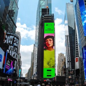Rinni Wulandari Instagram - Lagi ditengah-tengah promo #switch dapet kiriman ini!
.
Switch made it to Times Square, New York! 🥹💚
Thank you so much @spotifyid for all the love and support 💚
Let the summer vibes begin with switch 🌞🌸🌴🏝️🏖️👙