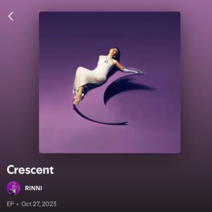 Rinni Wulandari Instagram - si anak bungsu ini yang sekarang udah jadi seorang istri dan ibu dari 2 anak laki laki yang sangat lucu itu 18 tahun yang lalu menang @indonesianidolid saat usianya masih 17 tahun. musik udah jadi passionnya sejak usia 3 tahun. lewat musik ia bertumbuh, menemukan dirinya, jatuh dan bangkit lagi.
18 tahun bukan waktu yang sebentar. penuh cerita, perjuangan, air mata, tawa, dan cinta. semua yang kujalani hari ini nggak lepas dari dukungan orang-orang yang percaya sama aku sejak hari pertama.
terima kasih untuk kalian yang masih di sini, tumbuh bersama, menyaksikan perjalananku dari panggung ke panggung, dari satu fase hidup ke fase berikutnya.
aku masih di sini. masih jatuh cinta sama musik. dan akan terus berkarya, selama Allah izinkan.
with love,
Rinni