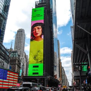 Rinni Wulandari Instagram - Lagi ditengah-tengah promo #switch dapet kiriman ini!
.
Switch made it to Times Square, New York! 🥹💚
Thank you so much @spotifyid for all the love and support 💚
Let the summer vibes begin with switch 🌞🌸🌴🏝️🏖️👙