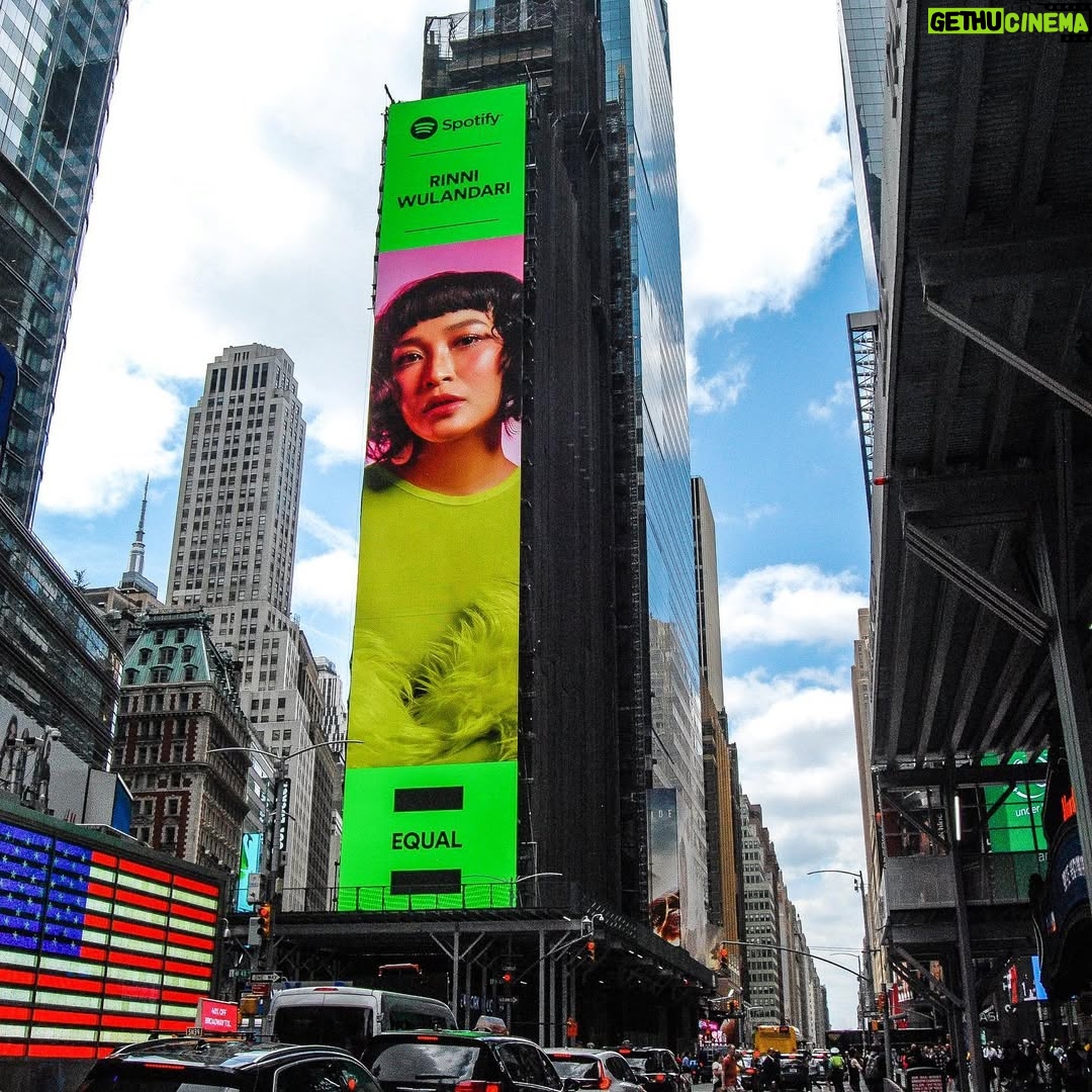 Rinni Wulandari - 6.3K Likes - Lagi ditengah-tengah promo #switch dapet kiriman ini! 
.
Switch made it to Times Square, New York! 🥹💚
Thank you so much @spotifyid for all the love and support 💚
Let the summer vibes begin with switch 🌞🌸🌴🏝️🏖️👙
