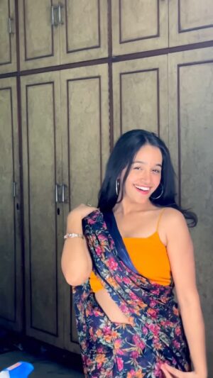 Ritika Chauhan Instagram - Mere munna 🤭 .
.
.
#ritzzchauhan #reel
