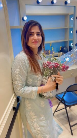 Riya Kishanchandani Instagram - Happy rose day 🌹❤️
.
.
.
#happyroseday #roseday #trending #riyarkfam #reelitfeelit
