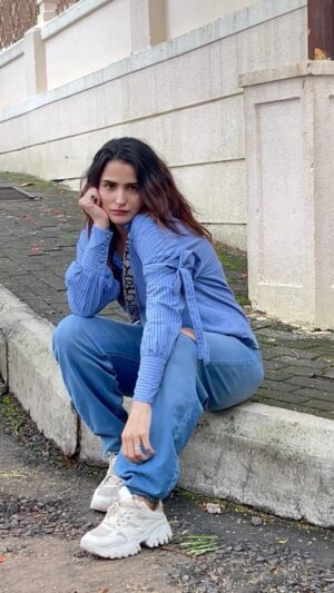 Riya Kishanchandani Instagram - 💙💙💙💙
👕- @howwhenwearclothing
Denim - @beingflawless.in
#trending #reels #fyp #instagood #ootd