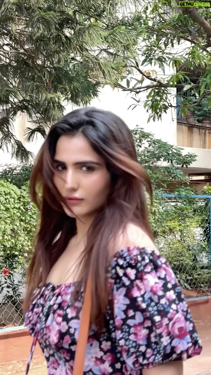 Riya Kishanchandani - 62.8K Likes - 💜
 
Outfit - @hersheinbox 
Bag - @mybags_sikar