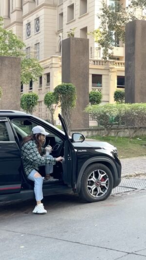 Riya Kishanchandani Instagram - .
.
.
#newreel #trending #reelitfeelit #foryou #explore #riyarkfam