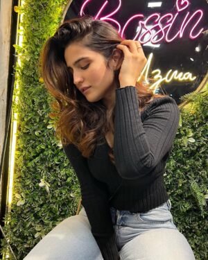Riya Kishanchandani Instagram - Hey weekend, please stay 🙋🏼♀️