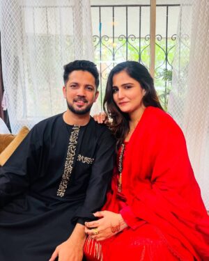 Riya Kishanchandani Instagram - Eid 2025 🌙
With favs ❤️❤️❤️
Outfit - @danishkhanndesigns_