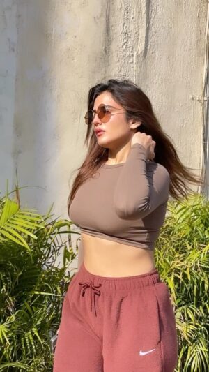 Riya Kishanchandani Instagram - Brown is the new orange now 😌
.
.
.
#riyarkfam #reelitfeelit #trending #slowmotion #explore #foryou