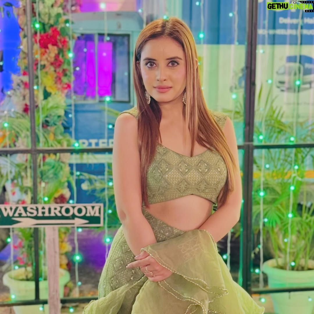 Riya Soni - 6.4K Likes - Kaun hai vo jisne dobara mudke muje nhi dekha? 
Who is HE? 
♥️
#riyasoni