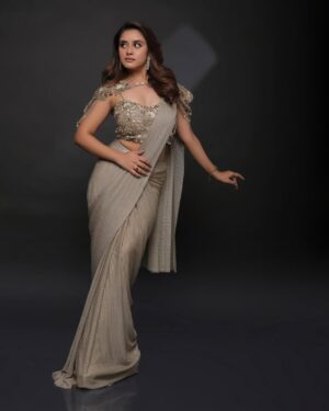 Riya Soni Instagram - Stepping into the spotlight, draped in Elegance and Grace 🤍
Outfit by @heenadesignerstudio
Styled & Designed by Celebrity Designer @priteshshah6669
Clicked by @portraitdeewana
MUA @ayeshamakeovers_
Jewellery @akshat_jewellery
#riyashilpasoni #trending