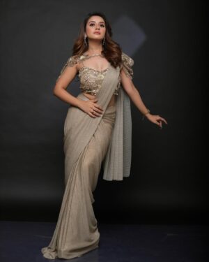 Riya Soni Instagram - Stepping into the spotlight, draped in Elegance and Grace 🤍
Outfit by @heenadesignerstudio
Styled & Designed by Celebrity Designer @priteshshah6669
Clicked by @portraitdeewana
MUA @ayeshamakeovers_
Jewellery @akshat_jewellery
#riyashilpasoni #trending