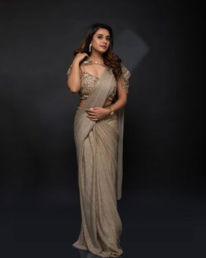 Riya Soni Instagram - Stepping into the spotlight, draped in Elegance and Grace 🤍
Outfit by @heenadesignerstudio
Styled & Designed by Celebrity Designer @priteshshah6669
Clicked by @portraitdeewana
MUA @ayeshamakeovers_
Jewellery @akshat_jewellery
#riyashilpasoni #trending