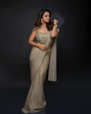 Riya Soni Instagram - Stepping into the spotlight, draped in Elegance and Grace 🤍
Outfit by @heenadesignerstudio
Styled & Designed by Celebrity Designer @priteshshah6669
Clicked by @portraitdeewana
MUA @ayeshamakeovers_
Jewellery @akshat_jewellery
#riyashilpasoni #trending