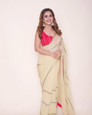 Riya Soni Instagram - 🤍✨
Clicked by : @rehansayyed01 @arman_clicks
Makeup : @makeovers_by_rinku_ondhia_soni