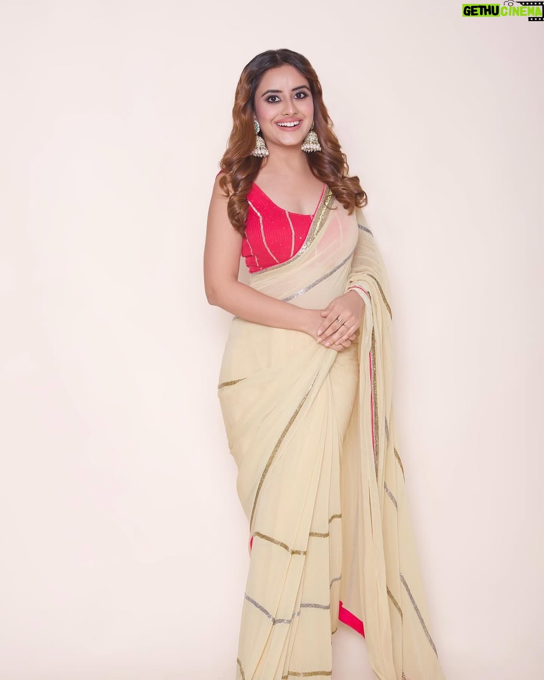 Riya Soni - 3.5K Likes - 🤍✨

Clicked by : @rehansayyed01 @arman_clicks 
Makeup : @makeovers_by_rinku_ondhia_soni