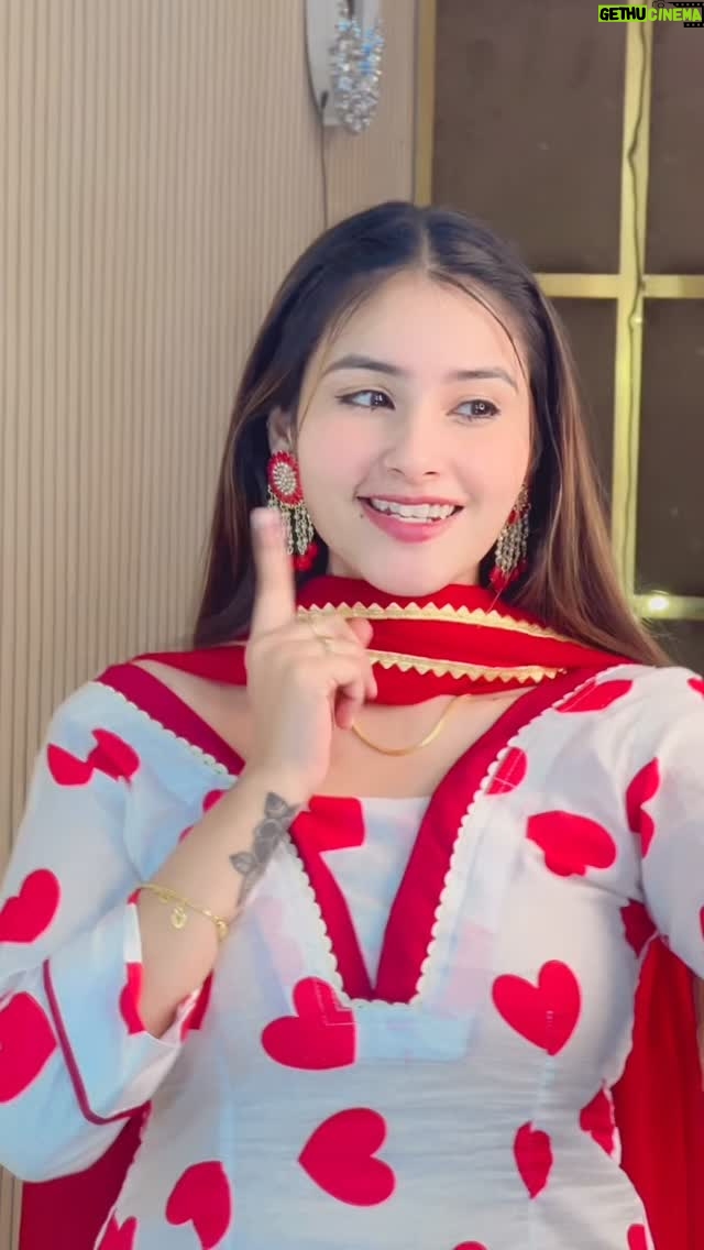 Riyaa Sharma - 34.5K Likes - Ghre chd ke fruitan jehi naar nu😁
.
.
.
.
.