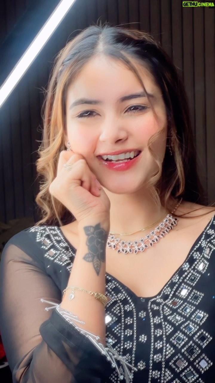 Riyaa Sharma - 163.2K Likes - Tu menu ena pyara hogya😇
.

.
.
.
.