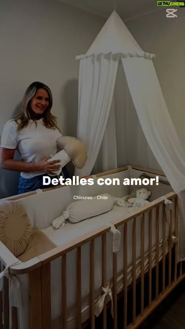 Rocío Marengo - 4.4K Likes - Nada más lindo que elegir cositas para mi bebé!! 🍼 

Pensamos en cada detalle para que cuando se vaya a dormir esté en un lugar cálido, lindo y lleno de amor!

Para su dorm en Chile elegimos:
Cunita @babyrosen.cl y todos los detalles son de @abejareina.cl .