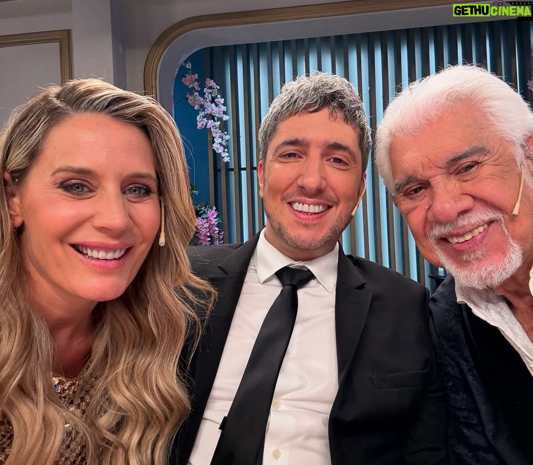 Rocío Marengo - 2.1K Likes - Unas fotitos de anoche en #lanochedeML @mirthalegrand !! 
Hermoso programa!!! Ella, reina total y absoluta!! Pero posta, es inmensa!!! Mágica!! Generosa! Amorosa! Bella, inteligente… ay la amo! Ir a su mesa es un orgullo enorme. 

Gracias a todos por el cariño y los mensajito!!!!