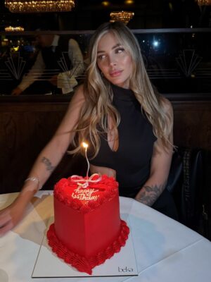 Romina Malaspina Instagram - it’s my bday ♥️🎉

muchas gracias a todos por los mensajes tan lindos que estoy recibiendo, hacen que mi día sea muy muy especial, hoy celebro un año más con ustedes que me acompañan todos los días 🎂✨