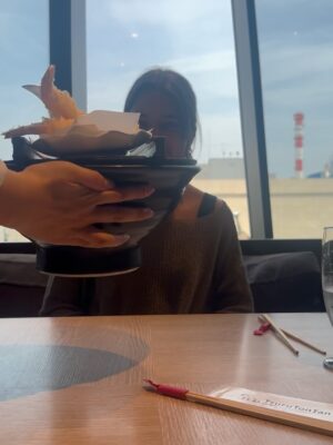 Romina Poza Instagram - El universo de la comida uno de mis favoritos pero la japonesa se llevó mi corazón :)) la segunda foto: mi restaurante favorito de Japón entero 
Yo no entiendo todavía porque no compartí mi viaje entero, aunque la verdad siento que estaba tan contenta que se me olvidó, hasta que empecé a borrar fotos y las reviví todas. Entonces pontu que las voy a compartir todas y hagamos de cuenta que sigo allá siendo inmensamente feliz