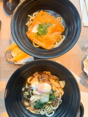 Romina Poza Instagram - El universo de la comida uno de mis favoritos pero la japonesa se llevó mi corazón :)) la segunda foto: mi restaurante favorito de Japón entero
Yo no entiendo todavía porque no compartí mi viaje entero, aunque la verdad siento que estaba tan contenta que se me olvidó, hasta que empecé a borrar fotos y las reviví todas. Entonces pontu que las voy a compartir todas y hagamos de cuenta que sigo allá siendo inmensamente feliz