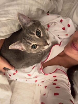 Romina Poza Instagram - Así dormimos ella y yo 🐣❤️🩹🍰