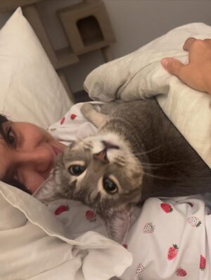 Romina Poza Instagram - Así dormimos ella y yo 🐣❤️🩹🍰