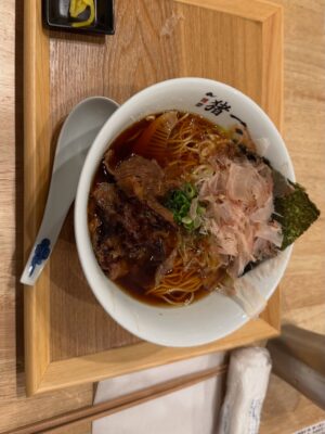 Romina Poza Instagram - El universo de la comida uno de mis favoritos pero la japonesa se llevó mi corazón :)) la segunda foto: mi restaurante favorito de Japón entero
Yo no entiendo todavía porque no compartí mi viaje entero, aunque la verdad siento que estaba tan contenta que se me olvidó, hasta que empecé a borrar fotos y las reviví todas. Entonces pontu que las voy a compartir todas y hagamos de cuenta que sigo allá siendo inmensamente feliz
