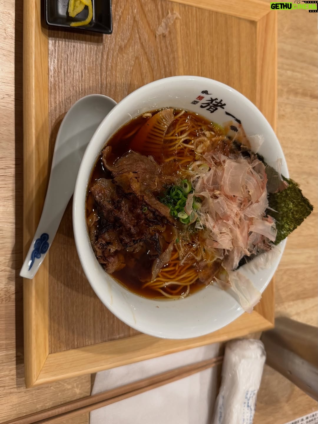 Romina Poza - 3 Likes - El universo de la comida uno de mis favoritos pero la japonesa se llevó mi corazón :)) la segunda foto: mi restaurante favorito de Japón entero 
Yo no entiendo todavía porque no compartí mi viaje entero, aunque la verdad siento que estaba tan contenta que se me olvidó, hasta que empecé a borrar fotos y las reviví todas. Entonces pontu que las voy a compartir todas y hagamos de cuenta que sigo allá siendo inmensamente feliz