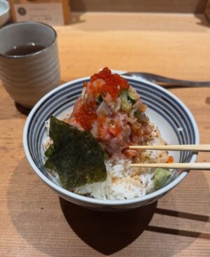 Romina Poza Instagram - El universo de la comida uno de mis favoritos pero la japonesa se llevó mi corazón :)) la segunda foto: mi restaurante favorito de Japón entero
Yo no entiendo todavía porque no compartí mi viaje entero, aunque la verdad siento que estaba tan contenta que se me olvidó, hasta que empecé a borrar fotos y las reviví todas. Entonces pontu que las voy a compartir todas y hagamos de cuenta que sigo allá siendo inmensamente feliz