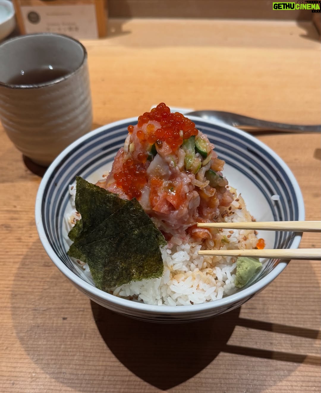 Romina Poza - 3 Likes - El universo de la comida uno de mis favoritos pero la japonesa se llevó mi corazón :)) la segunda foto: mi restaurante favorito de Japón entero 
Yo no entiendo todavía porque no compartí mi viaje entero, aunque la verdad siento que estaba tan contenta que se me olvidó, hasta que empecé a borrar fotos y las reviví todas. Entonces pontu que las voy a compartir todas y hagamos de cuenta que sigo allá siendo inmensamente feliz