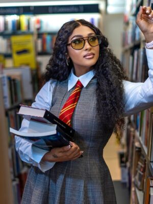 Rosaline Meurer Instagram - To all the pretty girls working hard, long hours, tired nights, early mornings, big dreams, that grind is precious baby. Keep hustling ! 💪 💜
#QUEENOFALLQUEENS👑