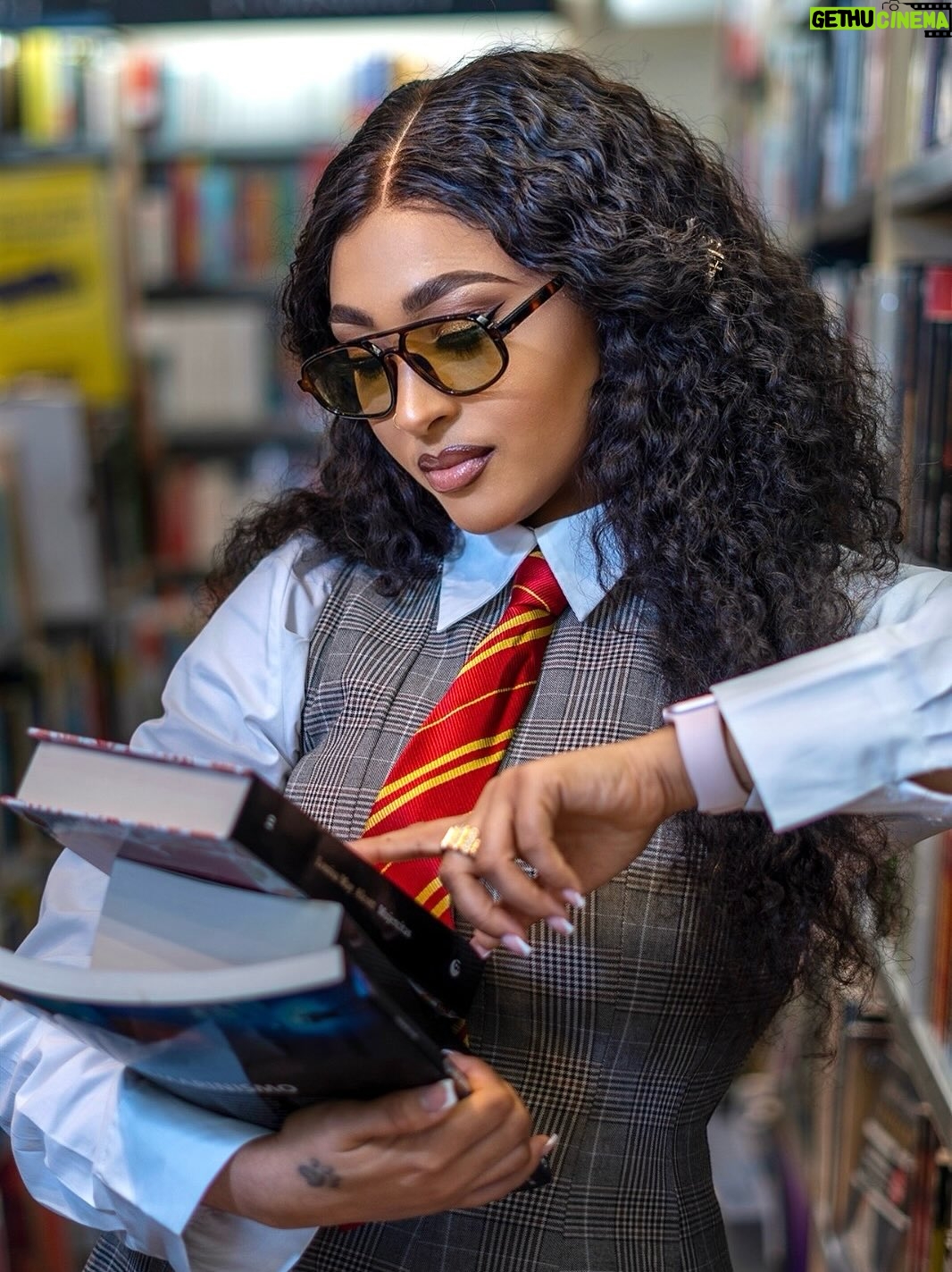 Rosaline Meurer - 4K Likes - To all the pretty girls working hard, long hours, tired nights, early mornings, big dreams, that grind is precious baby. Keep hustling ! 💪 💜 

#QUEENOFALLQUEENS👑
