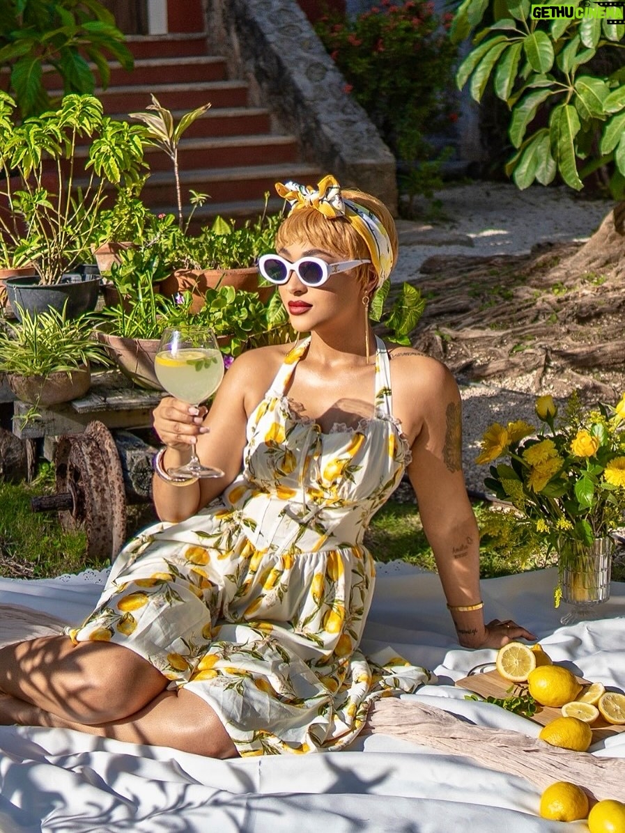 Rosaline Meurer - 1.9K Likes - Lemons today, Lemonade tomorrow 🍋 

#QUEENOFALLQUEENS👑