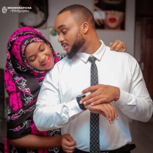 Rose Ndauka Instagram - Hatanashindwa kuhesabu miaka maana kila siku ni kama jana na kuongezeka zaidi,ninachojua ni kwamba nakuhitaji wewe na nakuhitaji zaidi 😋Naomba Mwenyezi Mungu akupe afya njema na baraka tele  @haffiyy na sio mitano tena sasa ni one hundred kwa uwezo waka Allah 💯 ❤️❤️❤️#happyfiveyearsanniversary❤❤❤