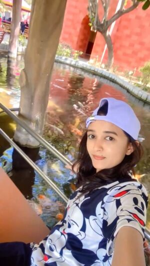 Roshni Sony Instagram - One of my favourite koi fishes 😍 just loved watching them 🥰 #roshniansari #roshnisony #feelitreelit #reelsinstagram #koifishes #koifish #trendingreels #bangalore