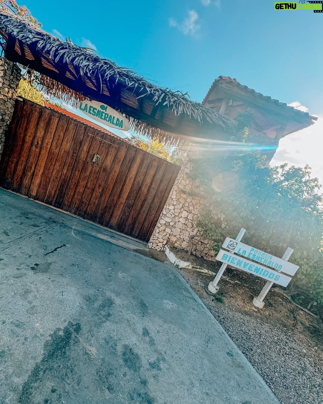 Rosmeri Marval - 201.3K Likes - Asi le damos la bienvenida a Diciembre en uno de nuestros sitios preferidos  @posadalaesmeraldamorrocoy 🌴☀️