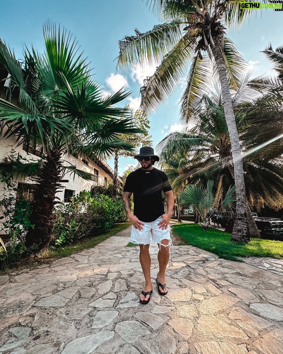 Rosmeri Marval - 201.3K Likes - Asi le damos la bienvenida a Diciembre en uno de nuestros sitios preferidos  @posadalaesmeraldamorrocoy 🌴☀️
