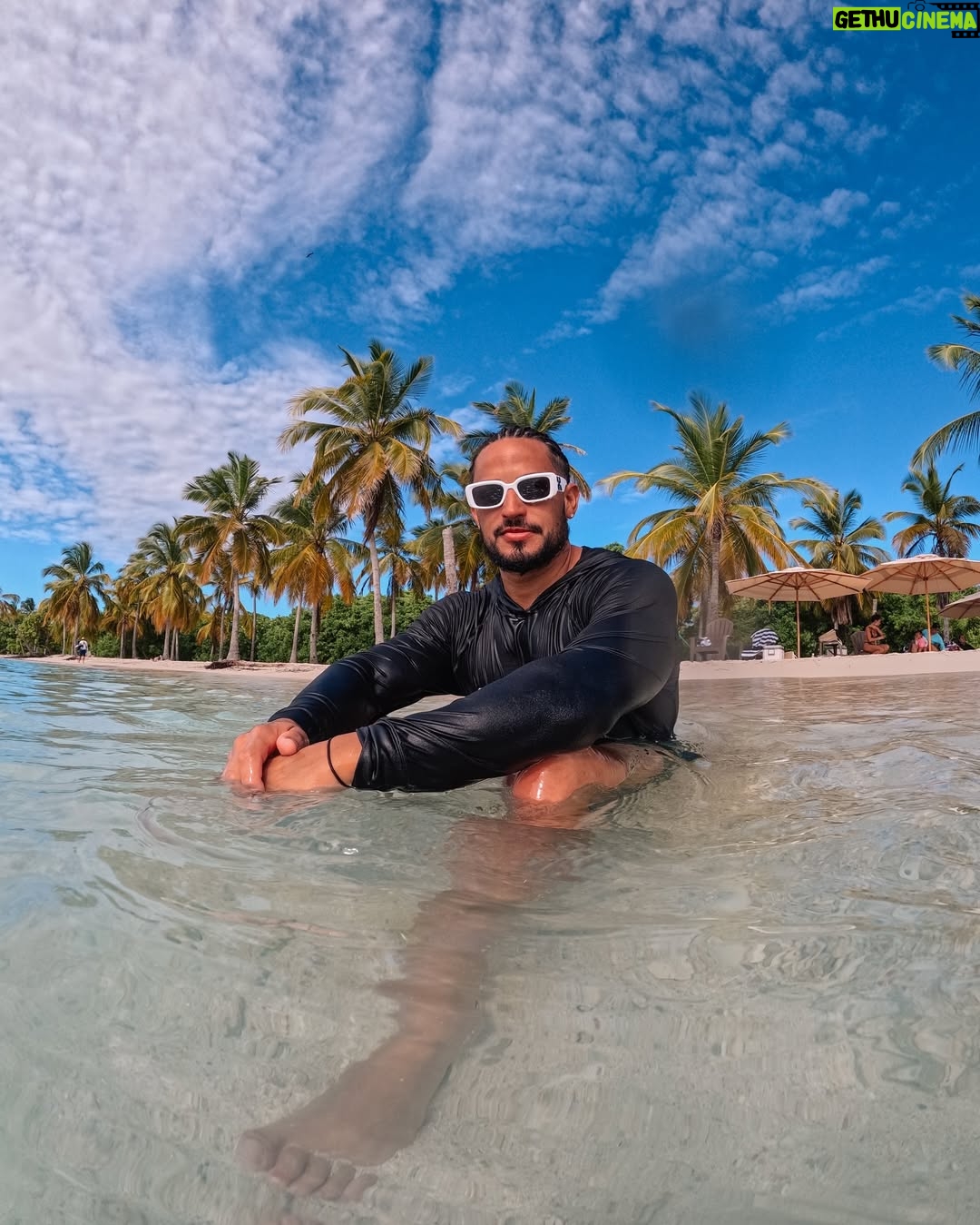 Rosmeri Marval - 201.3K Likes - Asi le damos la bienvenida a Diciembre en uno de nuestros sitios preferidos  @posadalaesmeraldamorrocoy 🌴☀️