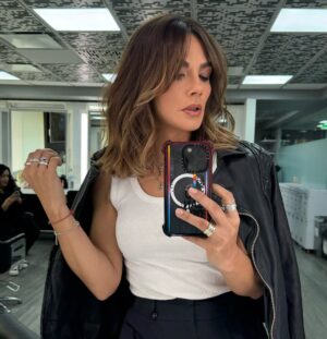Rossana Nájera Instagram - GRACIAS! Este post es solo para decirte GRACIAS por tanto amor y por tantos mensajes llenos de palabras que apapachan el corazón… ❤️
El miedo que tenía al cambio se convirtió en emoción absoluta de contar una nueva historia, no solo en ficción.
GRACIAS porque sentir tu amor hace que todo sea más bonito ❣️✨🙏🏼