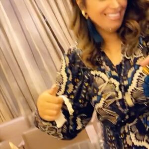Rouwaida Attieh Instagram - وطبعا لازم عايدك بهيك طريقه😂 بحبك يا ستموني❤️😂 @zeezeehma
#birthday #birthdaysister #happybirthday
#عيدميلاد #سوريا🇸🇾
